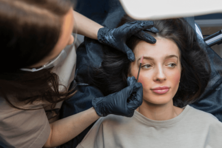 Esteticista fazendo um tratamento de sobrancelha ombré shadow para seu cliente