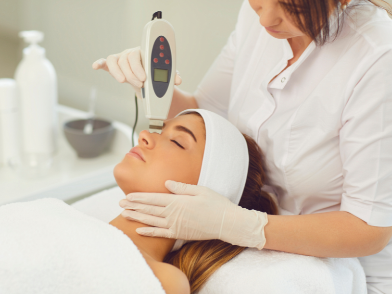 Estética facial: conheça os tratamentos e benefícios 