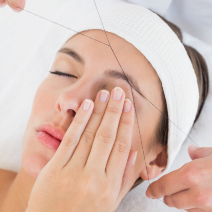 Depilação com linha: o que é, como funciona e seus benefícios