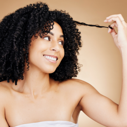 Permanente afro: o que é, como é feito e cuidados pós-permanente