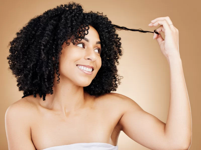 Permanente afro: o que é, como é feito e cuidados pós-permanente